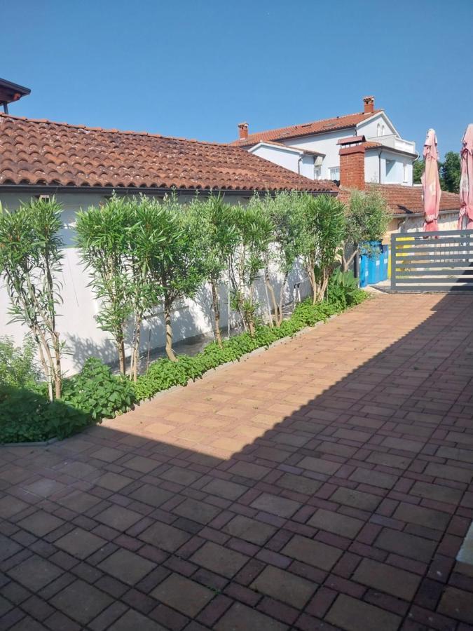 Apartments Leon Пореч Екстериор снимка